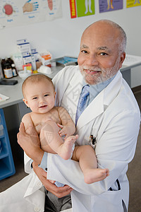 医生抱婴儿的照片图片