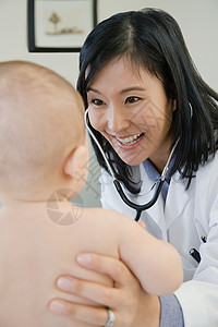 医生检查婴儿图片