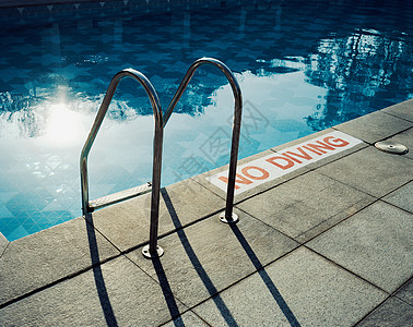 游泳池阳光铺路板高清图片