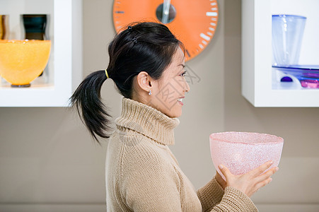 商店里拿着碗的女人图片