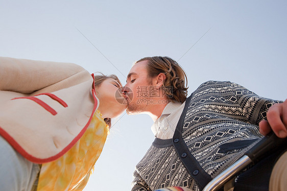 年轻夫妇接吻的低角度视角图片