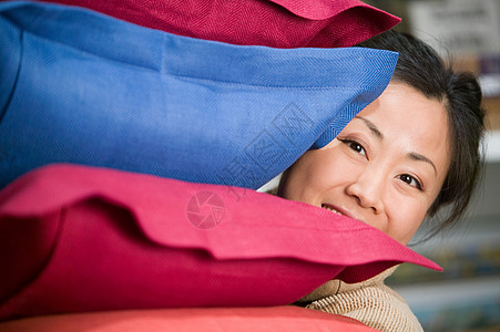 买靠垫的女人图片