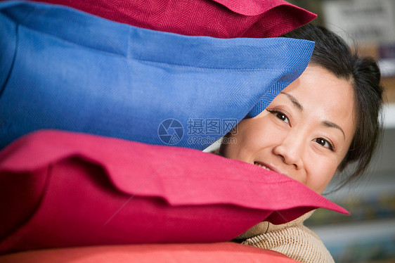 买靠垫的女人图片