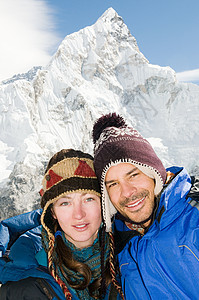 在喜玛拉雅山上的夫妇图片
