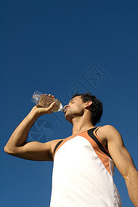 喝水的人图片