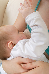 正在母乳喂养的婴儿图片