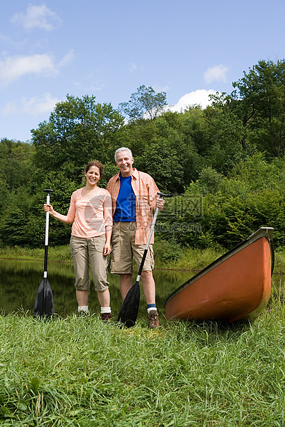 成年夫妇独木舟图片