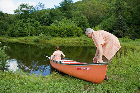 成年夫妇独木舟图片
