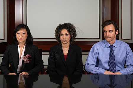 三个年轻的办公室职员图片