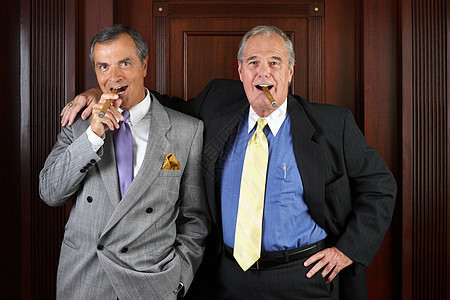 两支首席执行官吸烟雪茄的肖像图片