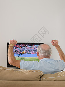一个老人在欢呼看电视高清图片素材