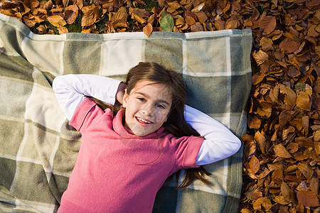 躺在树叶上的女孩图片