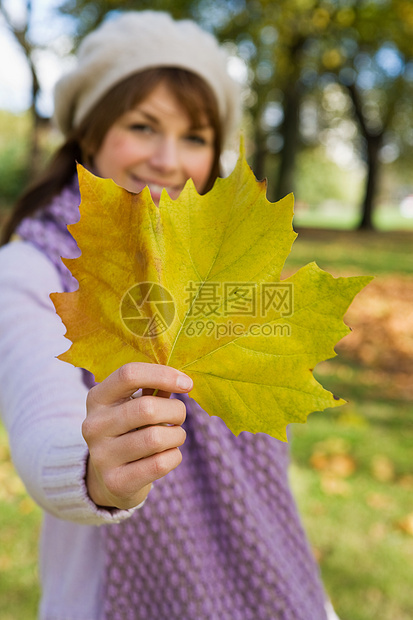 有叶子的女人图片