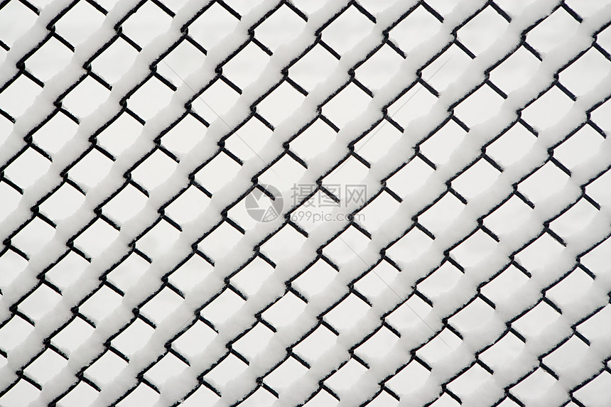 铁丝网围栏上的雪图片
