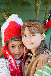 两个穿着美国土著服装的女孩图片
