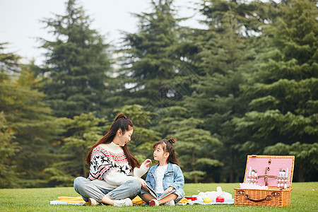 温馨母女坐在草坪上读书 图片