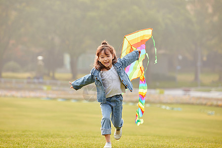 梦想儿童小女孩草坪上放风筝背景