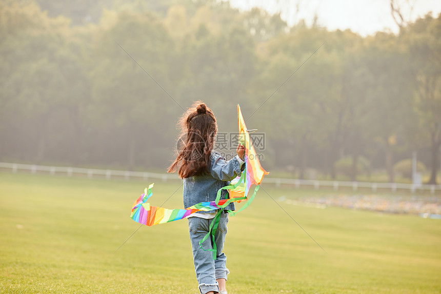 照片 人物情感 夕阳下小女孩草坪上放风筝背影.