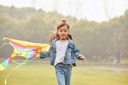 小女孩草坪上放风筝图片