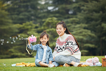 温馨母女草坪上嬉闹图片