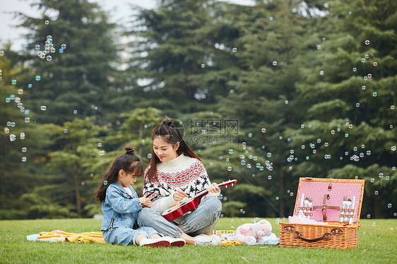 温馨母女草坪上嬉闹图片