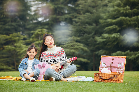 温馨母女草坪上弹尤克里里图片