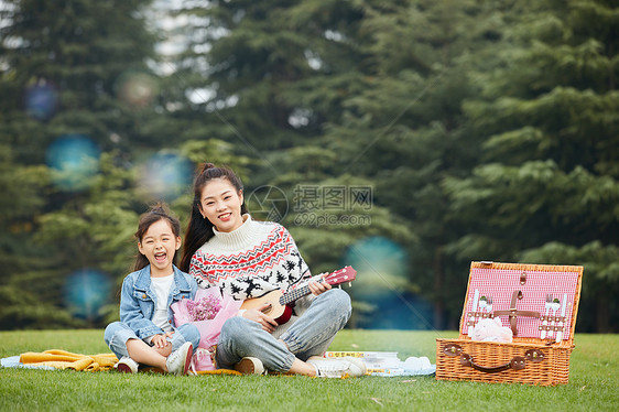 温馨母女草坪上嬉闹图片