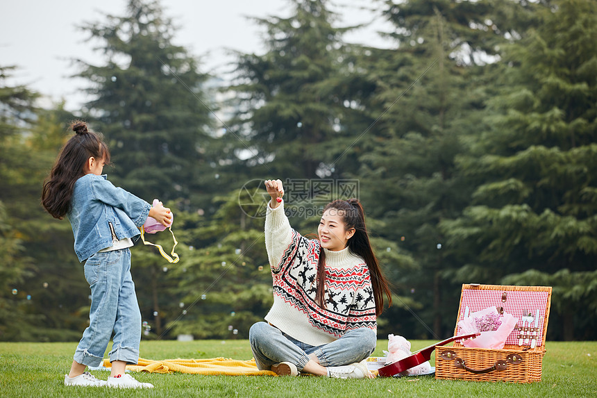 温馨母女草坪上嬉闹图片