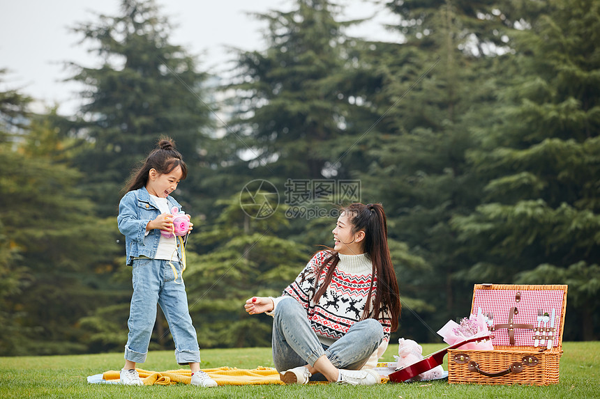 温馨母女草坪上嬉闹图片