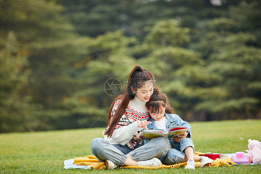 母女坐在草地上看书图片