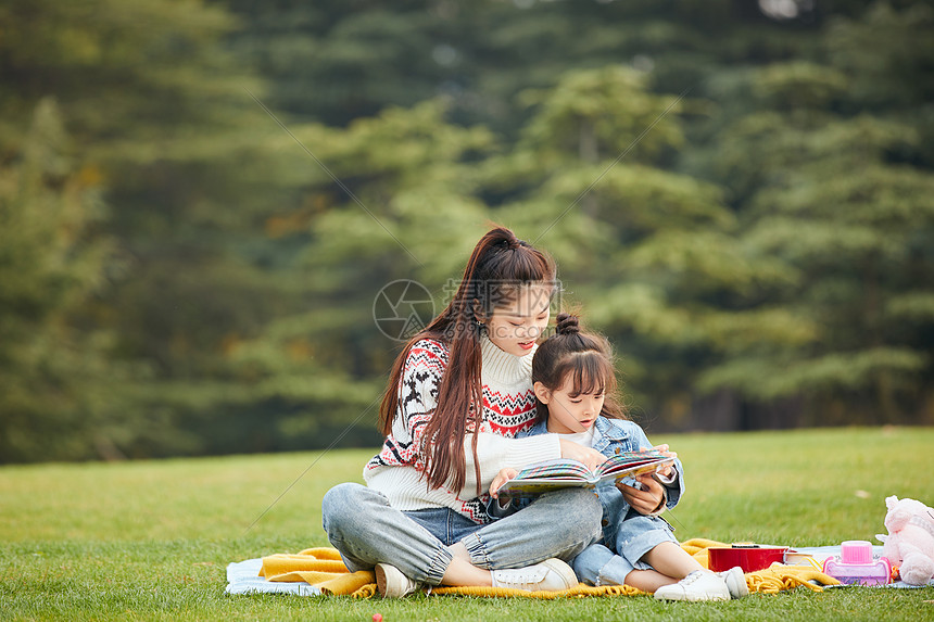 母女坐在草地上看书图片