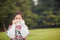 年轻女性站在草地上图片