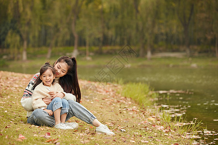 温馨母女坐在草地上高清图片