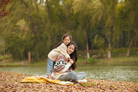 温馨母女坐在草地上图片