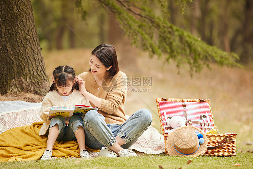 温馨母女在树下看书图片