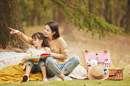 温馨母女在树下看书图片