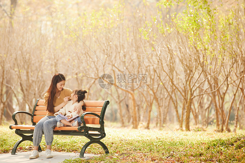 温馨母女户外阅读图片