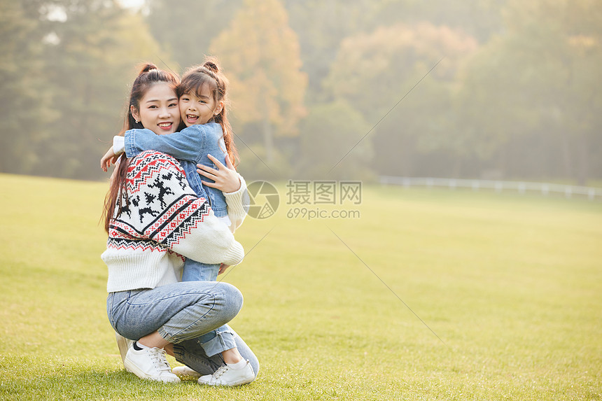 温馨母女郊游图片