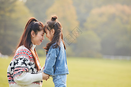 温馨母女郊游高清图片