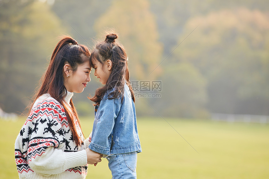 温馨母女郊游图片