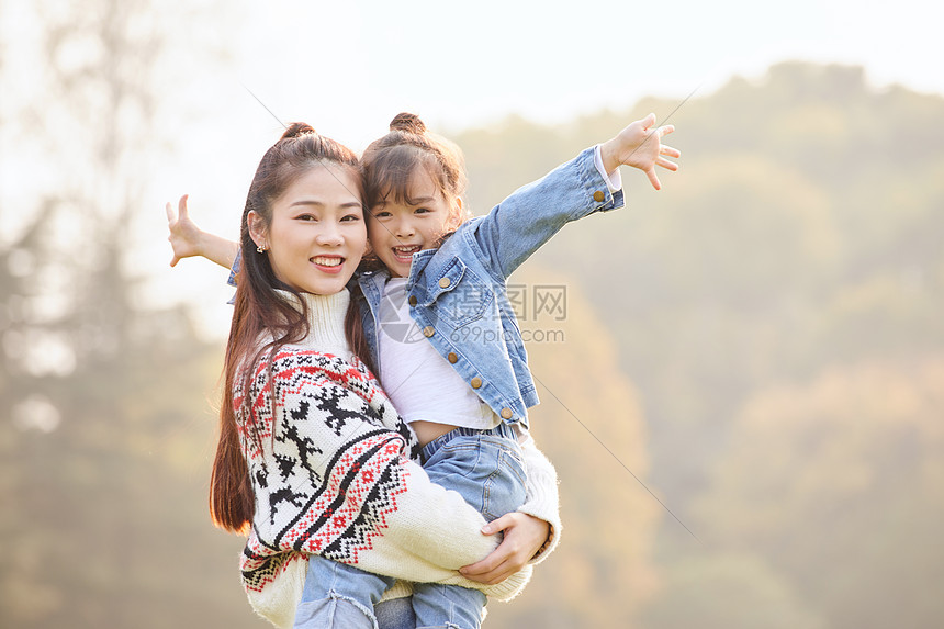 温馨母女郊游图片