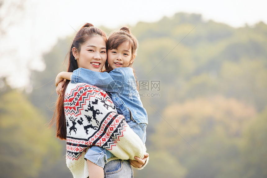 温馨母女郊游图片