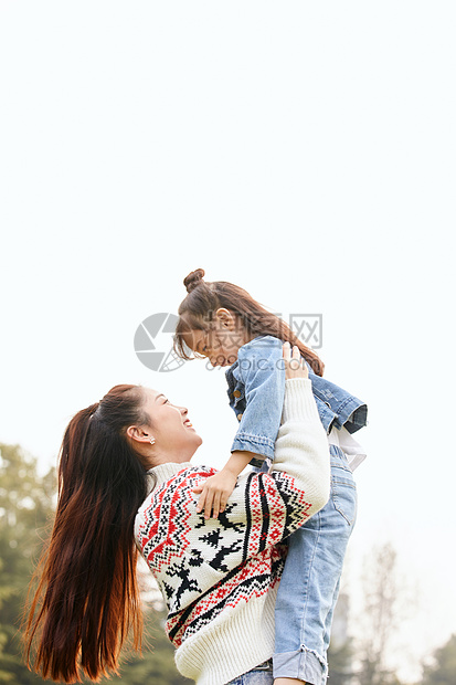 温馨母女郊游图片