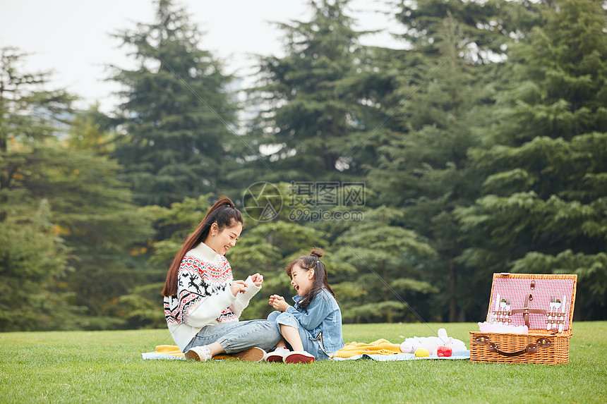 母女坐在草地上玩游戏图片