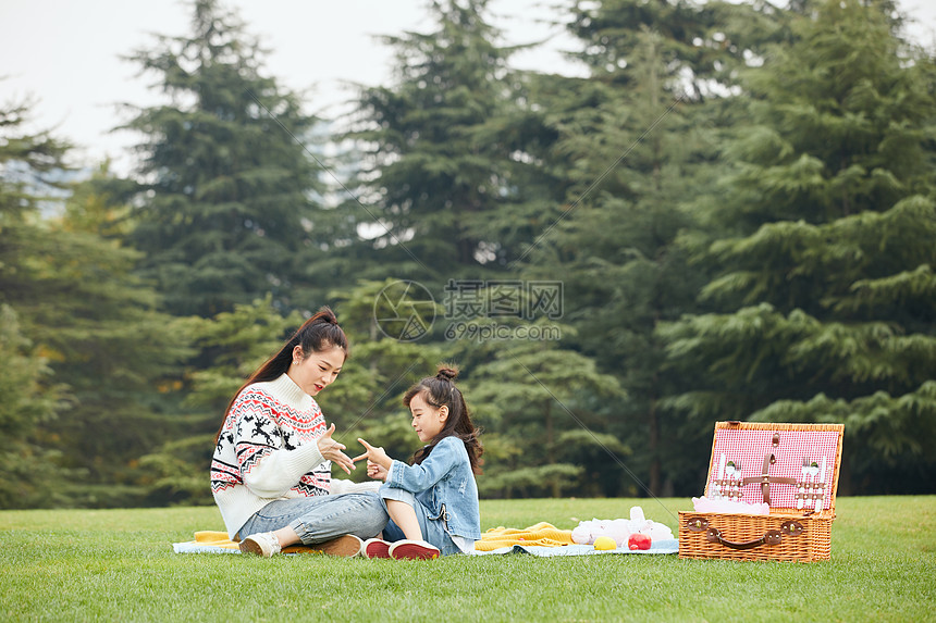 母女坐在草地上玩游戏图片