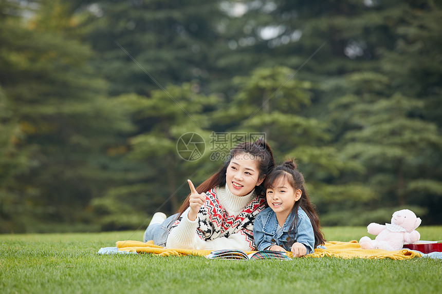 母女趴在草地上阅读图片