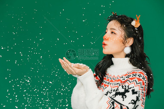 圣诞麋鹿妆美女手捧雪花图片