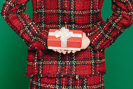 圣诞美女拿礼物盒背景图片