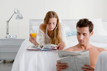 夫妻在卧室读书图片