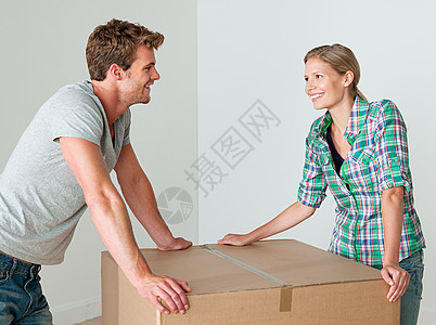 搬纸板箱的年轻夫妇图片